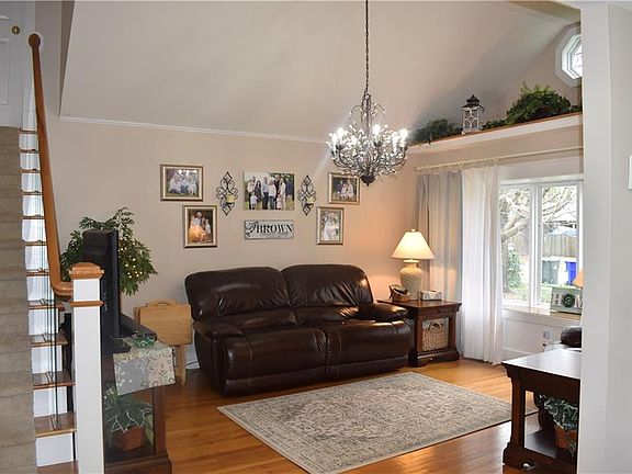 3rd image of 5313 Pine Grove Ave