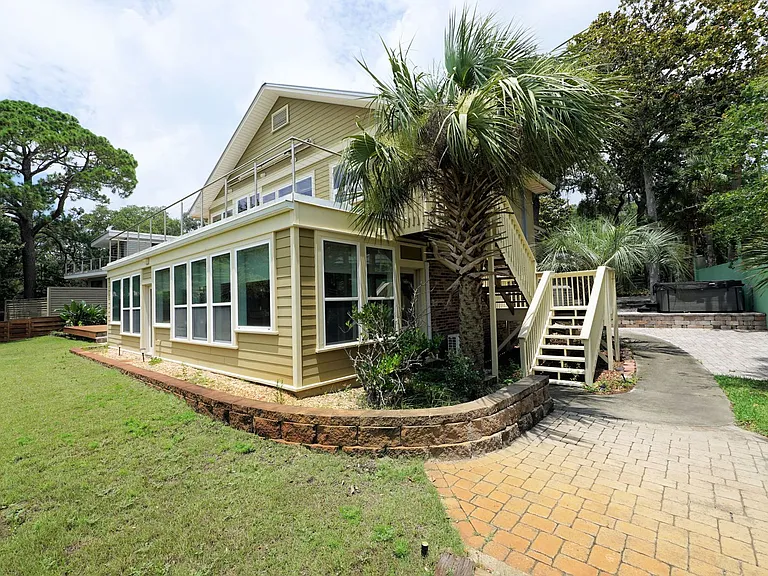 27 Old Ferry Rd — Photo 4
