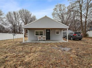 905 SE Austin St, Oak Grove, MO 64075