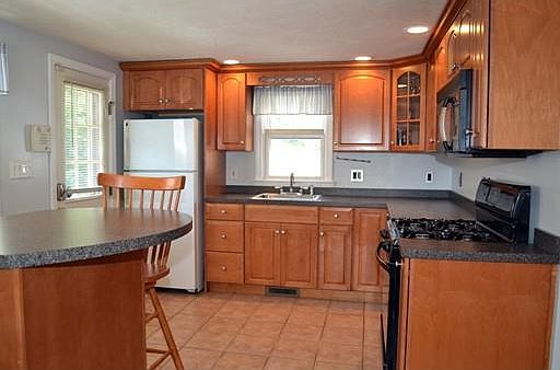 3rd image of 938 Bedford St