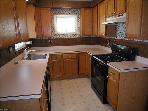 3rd image of 811 East Dr