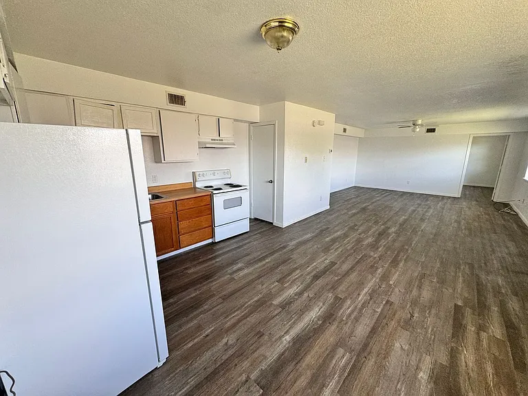 1808 Springlake W — Photo 9