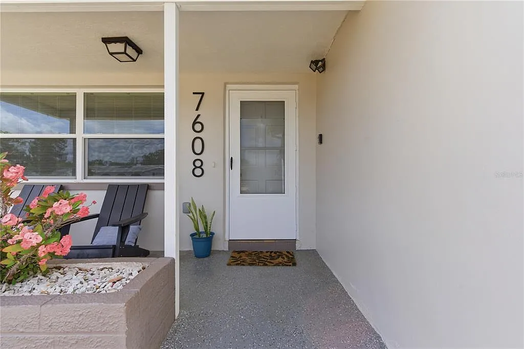 3 bed, 2.0 bath, 1310 sqft, $2,100 — Photo 3