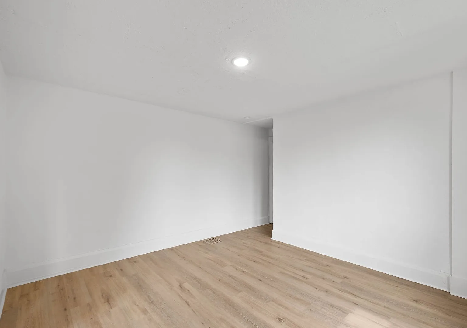 Available Early September!! Highly Desirable & Spacious 2-Bedroom End Unit In Dormont! — Photo 4