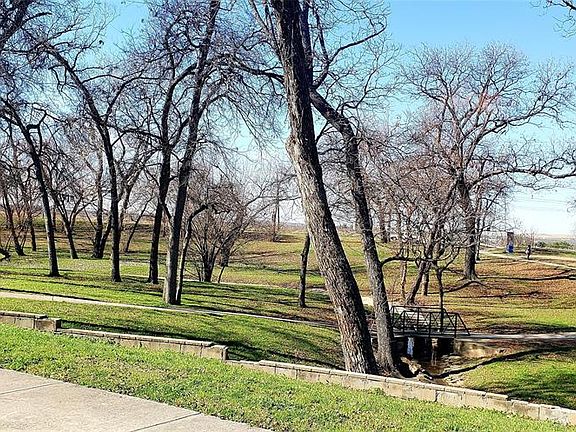 3rd image of 1425 Parkwood Dr