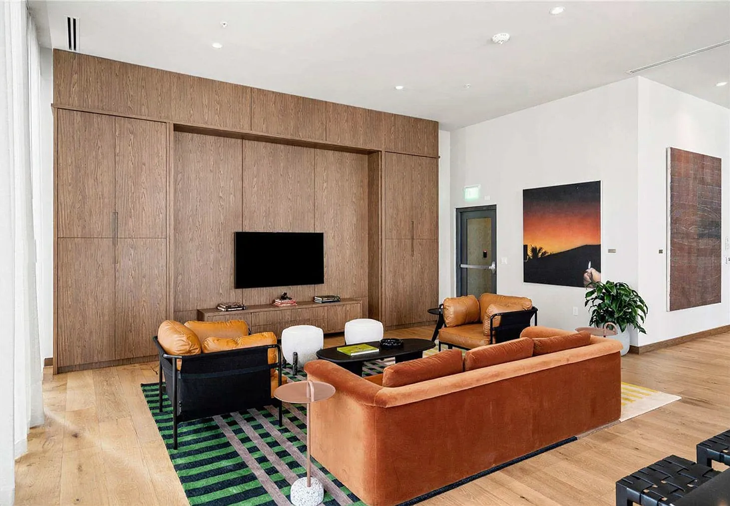 1 bed, 1.0 bath, 592 sqft, $3,742 — Photo 3