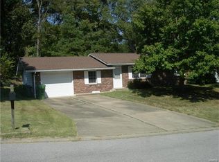 105 Field Dr, Chester, IL 62233