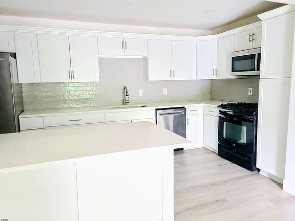 2nd image of 156 Sussex Pl #156