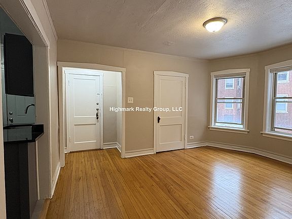 2nd image of 4027 W Melrose St #1