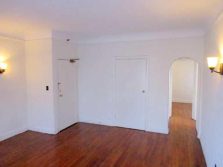 654 S Detroit St #401 — Photo 9