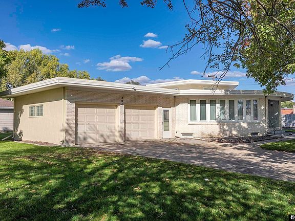 5th image of 204 W Country Ln