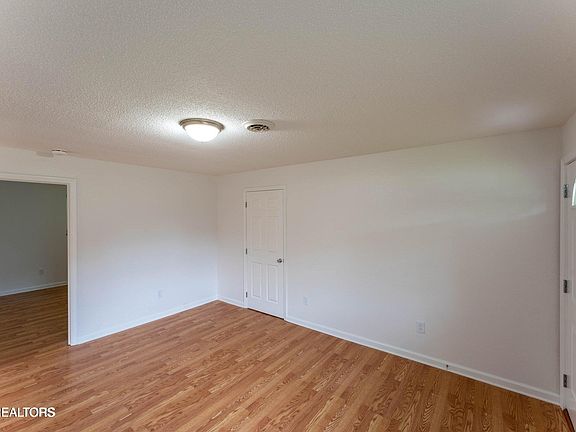 5th image of 2182 Lakeview Rd