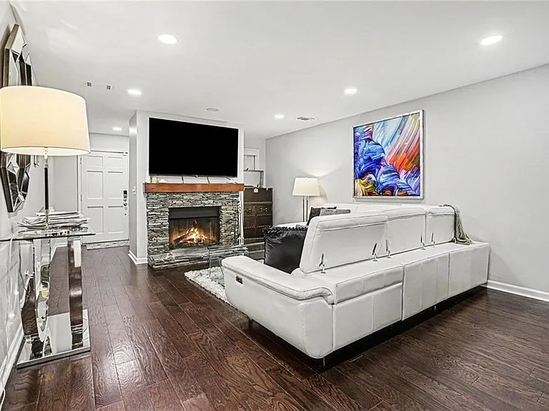 7 Saint Claire Ln NE — Photo 3