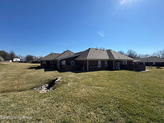 4th image of 828 Garden Pointe Dr
