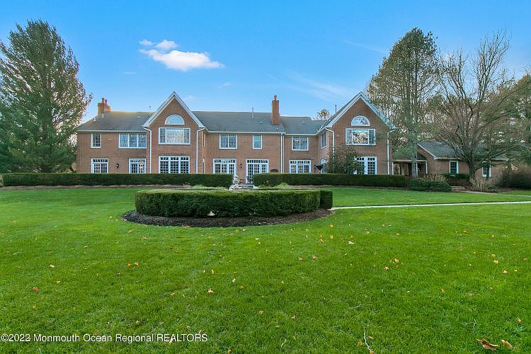 1st image of 4 Hill Pond Ln