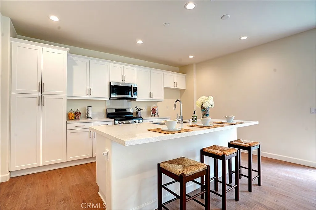 3 bed, 2.5 bath, 1807 sqft, $3,050 — Photo 4