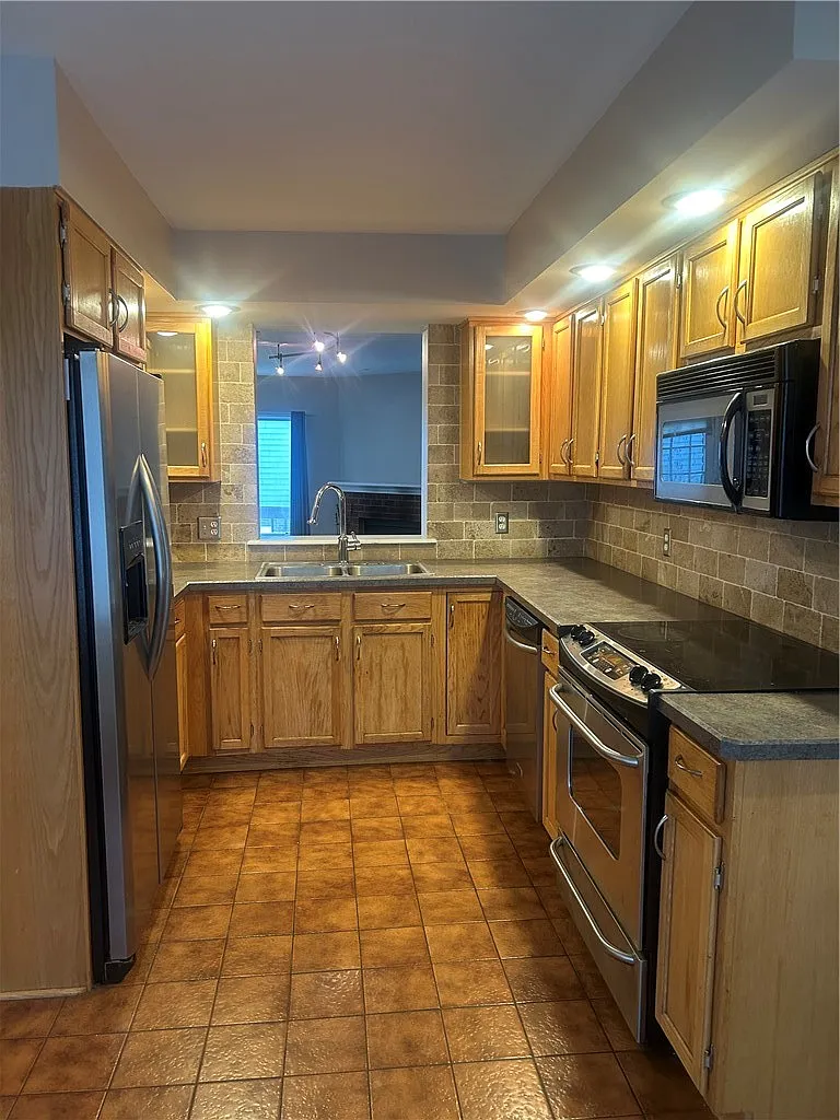 2 bed, 1.5 bath, 1226 sqft, $2,000 — Photo 4