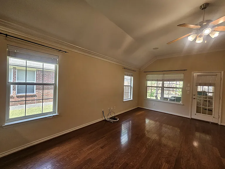 8562 Robertson Dr — Photo 20