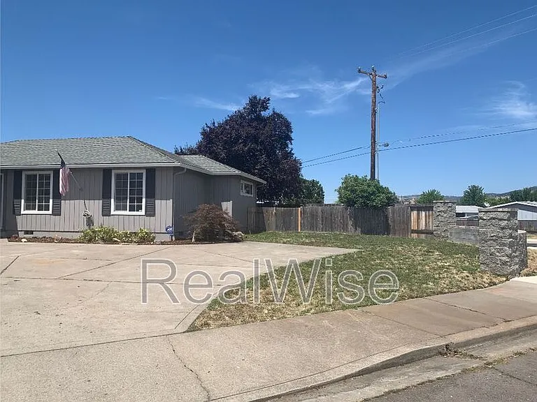 210 Sweetbrier Dr — Photo 2
