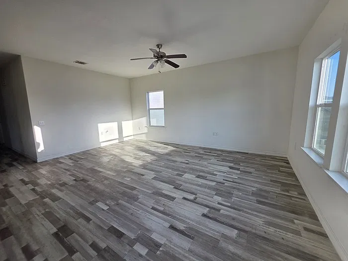 3 bed, 2.0 bath, 1400 sqft, $1,472 — Photo 3