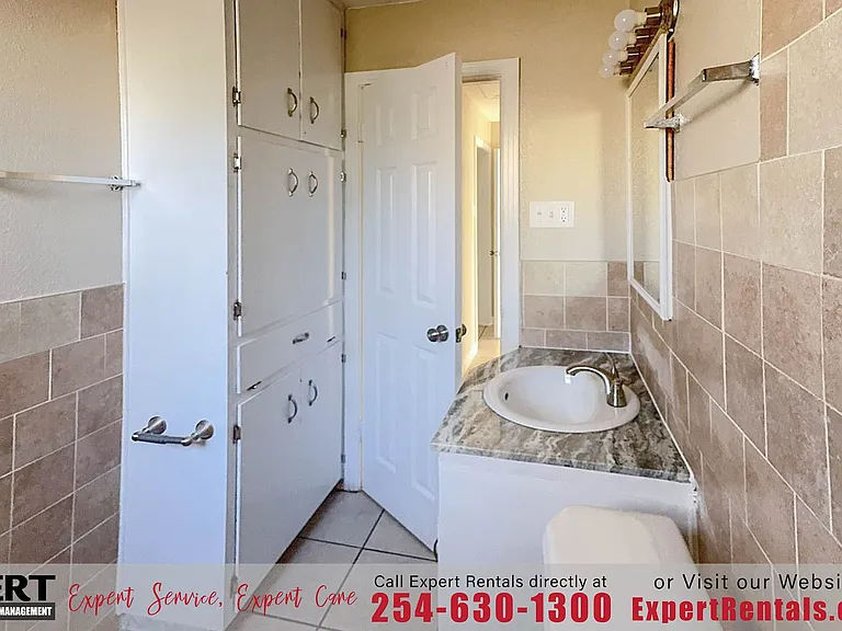 907 Wells St — Photo 15