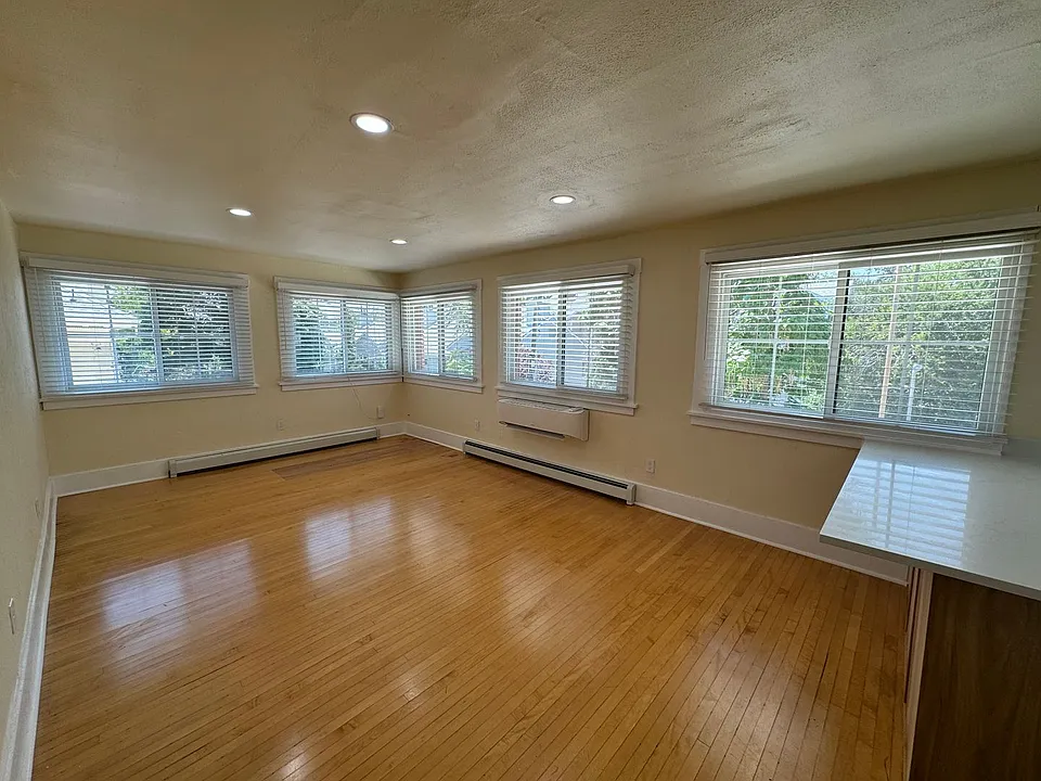 Fully updated 2 bedroom Apartment in the Avenues!