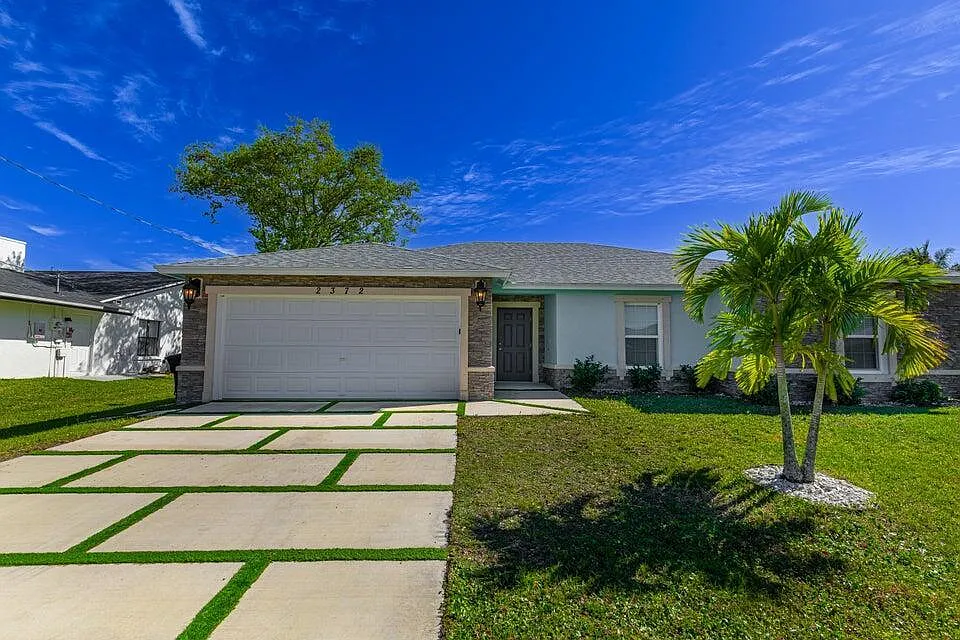 Building Photo - 2372 SE Maslan Ave
