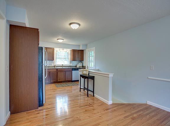3rd image of 125 Southampton Dr