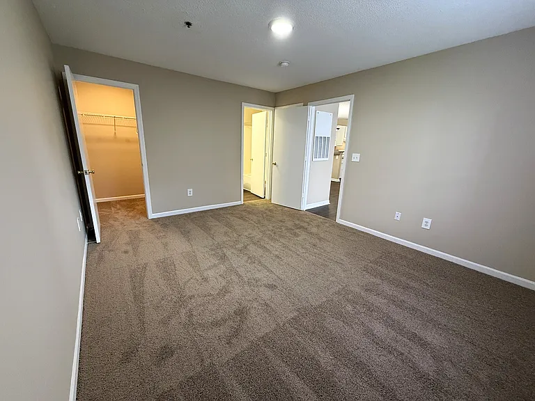 Bellewood Park Apartments — Photo 19