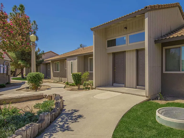 Vantage Pointe West — Photo 12