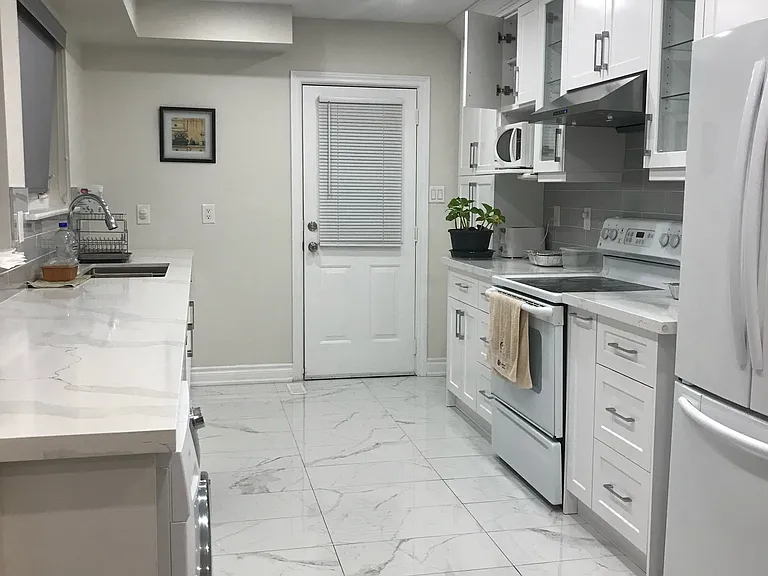 69 Lehar Cres — Photo 1