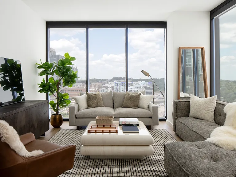 Emmi Midtown — Photo 16