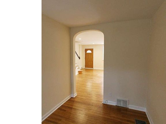 5th image of 6124 Newtown Ave