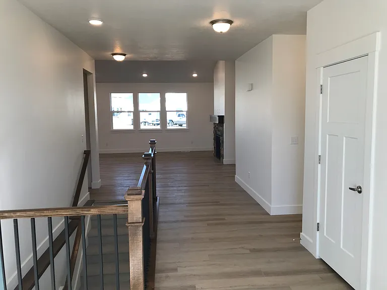 1017 E Tucker Ln — Photo 2