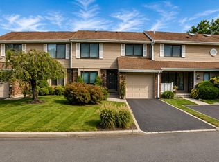 230 Pond View Ln, Smithtown, NY 11787