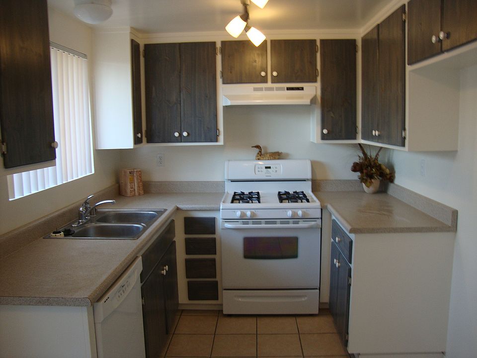 Upgraded custom kitchen cabinets, gas range, dishwasher, garbage disposal, LED lighting