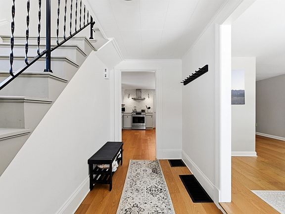 3rd image of 7 Hoyt Ave