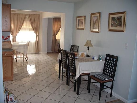 eat-in kitchen AND dining rm