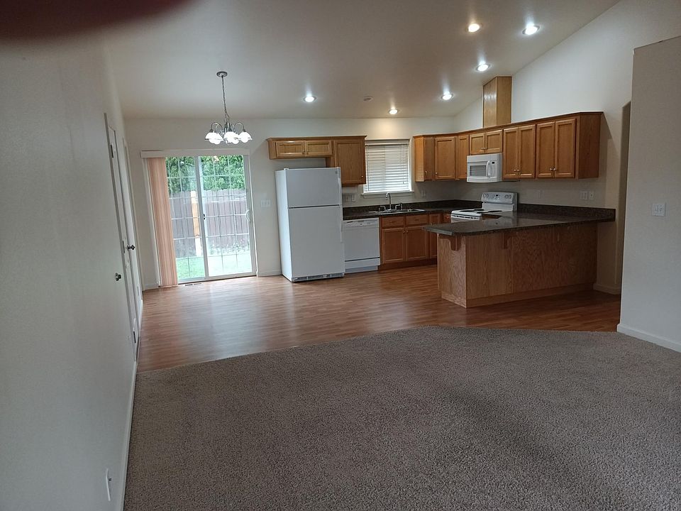1st image of 747 NE Sedona Ln