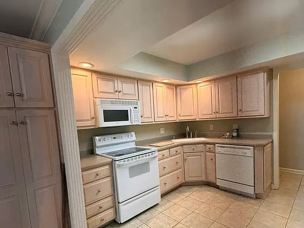 161 Thierman Ln APT 1H, Saint Matthews, KY 40207