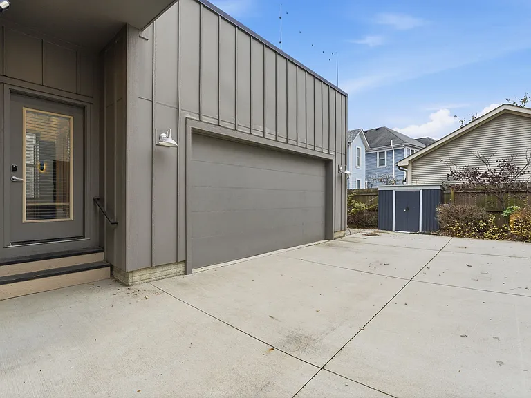 251 E 3rd Ave — Photo 27