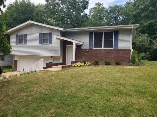 140 Lake Vista Dr, Carlyle, IL 62231