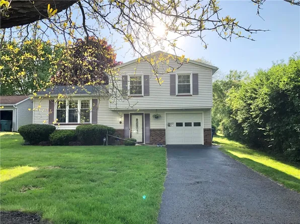 3 Village Trl, Spencerport, NY 14559