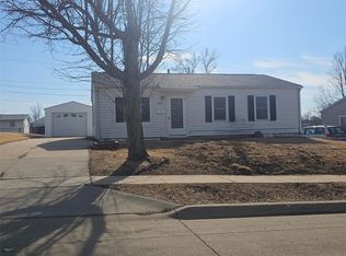 825 Fairview Dr, Marion, IA 52302