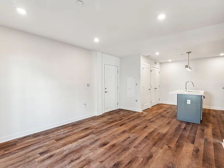 Graduate Pointe — Photo 133