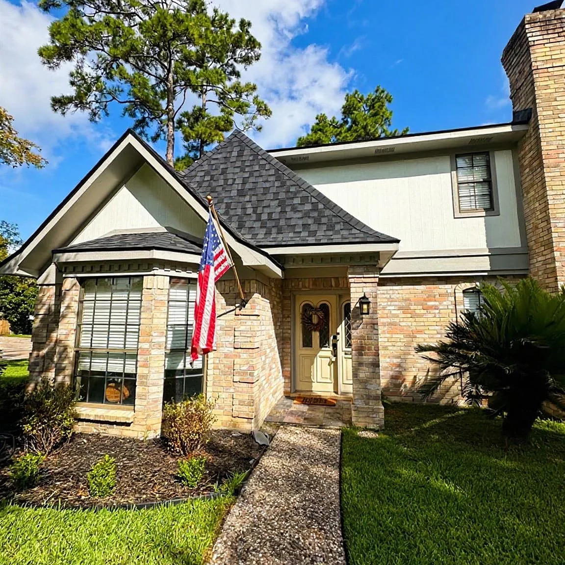 4 bed, 2.5 bath, 2397 sqft, $2,299 — Photo 2
