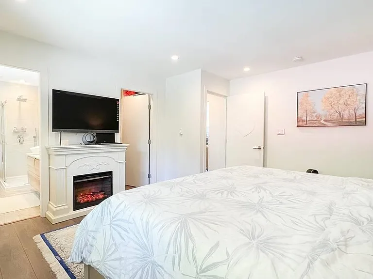 1395 Palmerston Ave #MAIN LEVEL — Photo 17