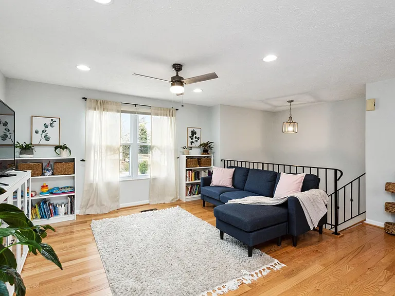 937 Marine Dr — Photo 3