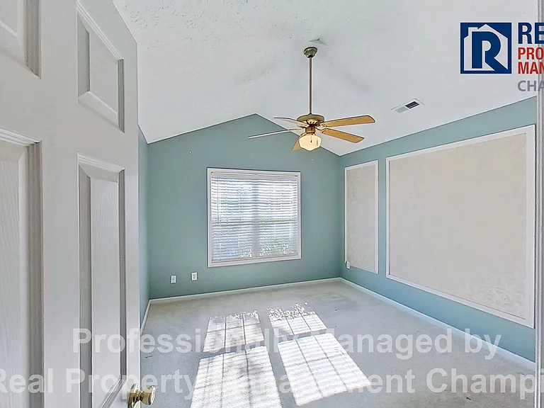 802 Plainfield Ct — Photo 14
