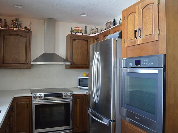 2nd image of 802 Houghton View Drive